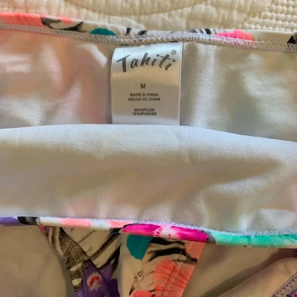 Juniors swimsuit bottoms - one size M (top one) two Size L $4 Each 3 for $10 - Picture 2 of 4